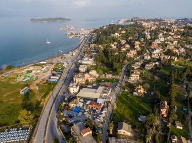 Liman, yol ve yerleşim bölgesi olan kıyı kasabası hava manzarası.
