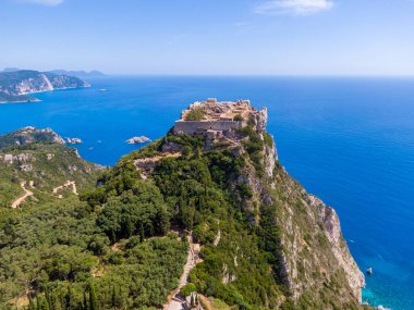 Dalgalı mavi bir deniz manzaralı sahil kayalıkları kalesi. Doğanın güzelliğinin ve tarihinin nefes kesici bir görüntüsü..
