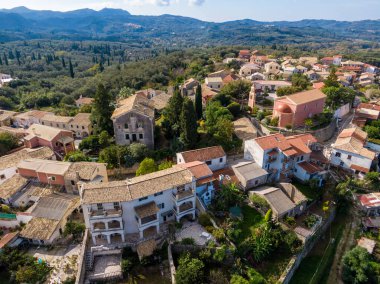 Bir dağ vadisine kurulmuş büyüleyici bir köyün havadan görünüşü. Kırmızı kiremit çatılar ve yemyeşil yeşillik resim gibi bir manzara yaratır..
