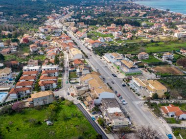 Bir kıyı kasabasının havadan görünüşü mimarisini ve düzenini gözler önüne seriyor. Yollar denize doğru esiyor..