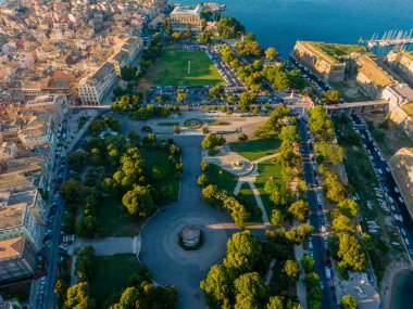 Rıhtıma yakın ve tarihi binaların bulunduğu şehir parkının havadan görünüşü. Yemyeşil ağaçlar, asfalt yollar ve bir çardak görünür..