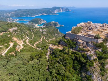 Manzaralı bir körfeze bakan kıyı kalesi. Dolambaçlı yollar yemyeşil tepelerden geçerek antik taş yapıya çıkar..