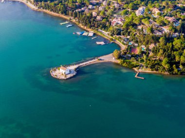 Yukarıdan bakıldığında küçük bir adada gözlerden uzak bir sahil kilisesi. Sakin sahneyi çevreleyen turkuaz suları temizleyin.