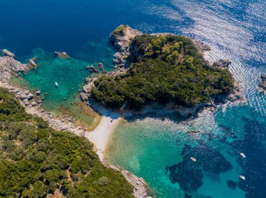 Turkuaz suyu, beyaz kumlu plajı ve yemyeşil adası olan tenha bir koy. Mükemmel yaz kaçamağı.!