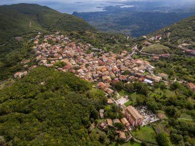 Hilltop köyü yemyeşil bir yerde, göz kamaştırıcı bir kıyı manzarasına bakıyor..