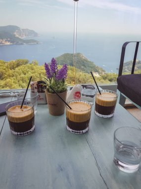 Korfu, korfu, Yunanistan. 18 Ağustos 2020: Paleokastritsa, Korfu manzaralı kahve