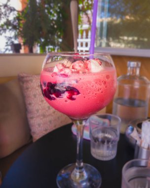 Korfu, korfu, Yunanistan. 04 Eylül 2020: Bereketli meyve püresi açık havada keyif aldı.