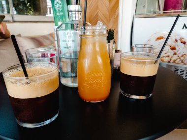 Korfu, korfu, Yunanistan. 30 Eylül 2020: Kahve ve meyve suyu bir kafede bir masada..