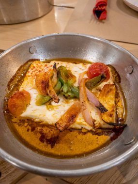 Korfu, korfu, Yunanistan. 04 Eylül 2021: Saganaki: Yunan Kızarmış Peyniri