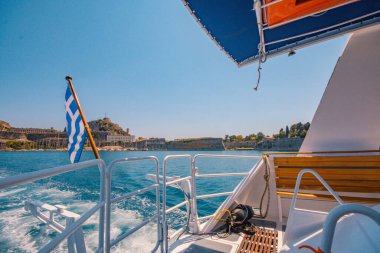 Sahil gezisi tarihi bir kale ve berrak mavi suların manzarasının tadını çıkarıyor. Mükemmel bir yaz kaçamağı.!