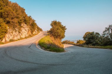 Manzaralı bir dağ yolu. Nefes kesici manzaranın tadını çıkar.!