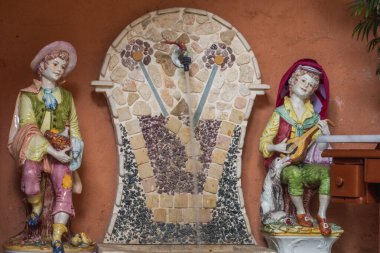 Büyüleyici heykelciklerle süslemeli mozaik çeşmesi. Eşsiz bir su özelliği..
