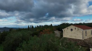 Korfu Adası Yunanistan 'da tarlaları, ağaçları ve kırsal manzarası