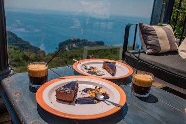 Lezzetli çikolatalı kek ve kahve ile okyanus manzaralı kafe..