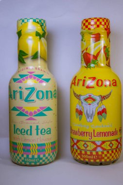 İki şişe buzlu çay ve limonata..
