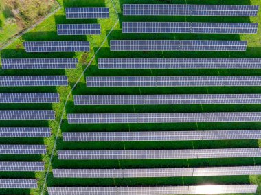 Bir alandaki güneş panellerinin havadan görünüşü. Temiz enerji, sürdürülebilir güç.