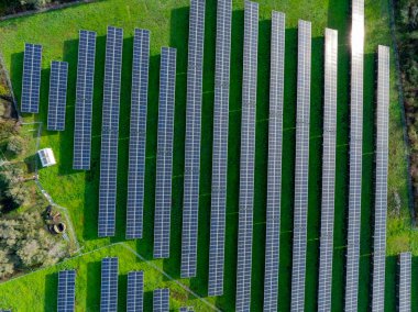 Bir alandaki güneş panellerinin hava görüntüsü.