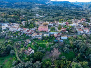 Yeşil bir vadiye kurulmuş büyüleyici bir köyün havadan görünüşü..