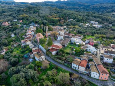 Yeşillik bir vadide yuva yapmış büyüleyici bir köyün havadan görünüşü..