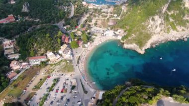 Kristal berraklığında turkuaz suyu olan tenha bir koy manzarası..