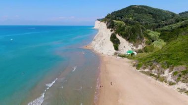 Temiz mavi suyu ve kumlu plajı olan güzel bir sahil beldesinin insansız hava aracı görüntüsü. Yunanistan 'ın Korfu adasındaki Stefanos plajı. 