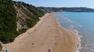 Temiz mavi suyu ve kumlu plajı olan güzel bir sahil beldesinin insansız hava aracı görüntüsü. Yunanistan 'ın Korfu adasındaki Stefanos plajı. 