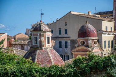 Resimli bir Avrupa şehrinin kubbeleri ve çatıları.