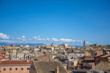 Mavi gökyüzünün altında çatıları olan şehir manzarası