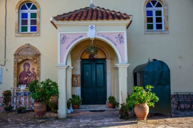 Süslü detaylar ve saksı bitkileriyle kilise girişi..