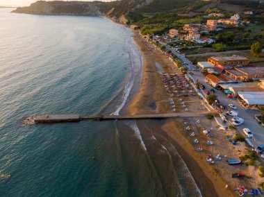 Gün batımında sahil, deniz ve sahil manzarası..