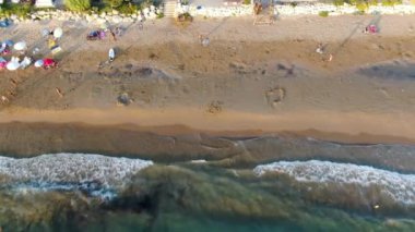 Gün batımında Arillas plajı, deniz ve kıyı kasabasının havadan görüntüsü. Korfu, Yunanistan