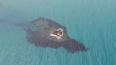 Korfu adasındaki bir mercan resifi adası için 4K 'da çekilen hava aracı.