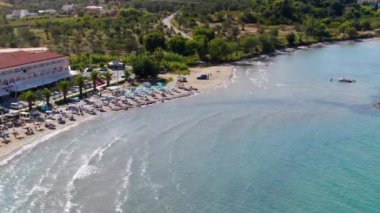 Güzel bir plajı ve turkuaz suyu olan kıyı kasabasının havadan görünüşü. Kuzey Korfu 'da Roda Sahili, Yunanistan
