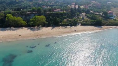 Korfu, Yunanistan ve Avrupa 'daki Astrakeri plajının insansız hava aracı görüntüsü