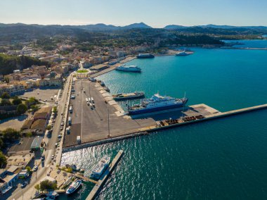 Feribot ve kargo gemileriyle sahil kenti limanı