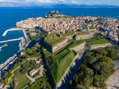 Antik kale ve limanı olan sahil şehri
