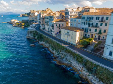 Sahil kasabası uçurumun kenarına kurulmuş, sakin bir denize bakıyor..