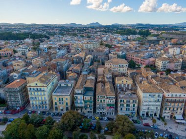 Arkasında renkli binalar ve dağlar olan kıyı kasabasının havadan görünüşü.