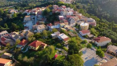 Küçük bir adada tenha bir sahil kilisesi, hava manzaralı..