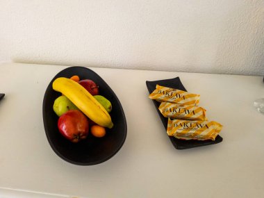 Taze meyve ve hamur işleri masada. Güne mükemmel bir başlangıç!