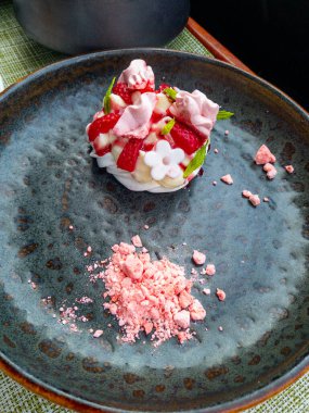 Zarif çilekli tatlı, kremalı ve parçalı.