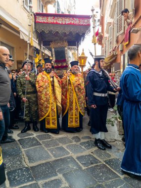 Tarihi bir şehir caddesinde dini geçit töreni..