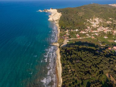Kıyı kayalıkları ve yukarıdan görünen köy