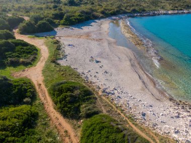 Kristal berrak su ve kumlu sahille tenha bir sahil koy..
