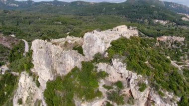 Denize bakan antik kıyı kalesi. Angelokastro Korfu, Yunanistan