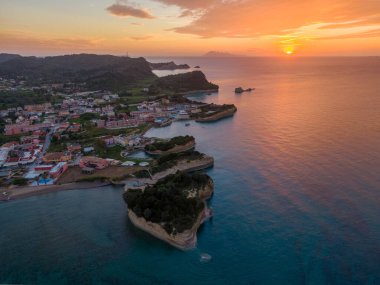 Bir sahil kasabasının günbatımı hava manzarası ve eşsiz kaya oluşumları..