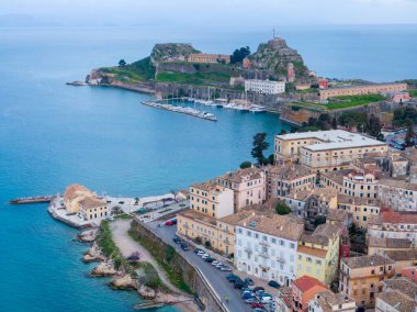 Tarihi bir kalesi olan kıyı kasabasının havadan görünüşü.