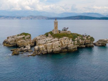 Kayalık bir adada deniz feneri
