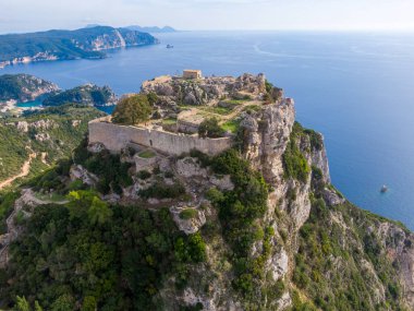 Okyanusa bakan sahil kayalıkları kalesi