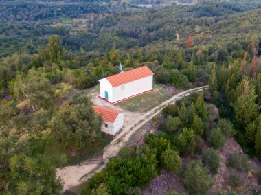 Hillside Ayarları 'nda gözlerden uzak bir kilise ve ek bina.